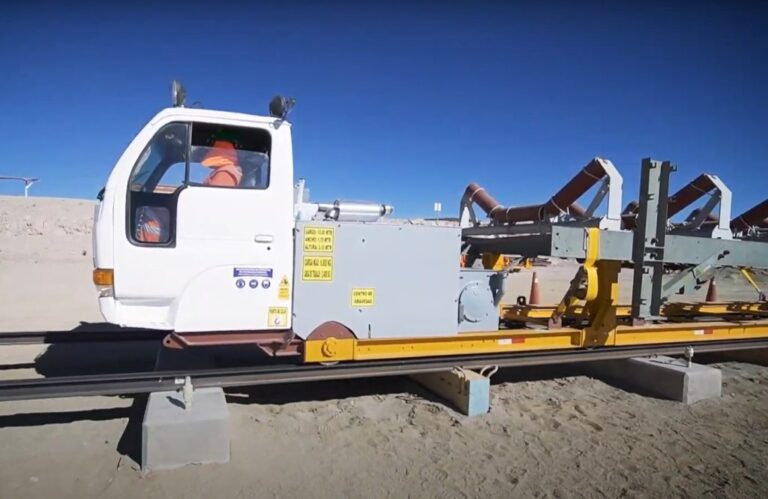 Marco Peruana se las ingenia y crea un vehículo autopropulsado sobre rieles para acelerar construcción en Quellaveco