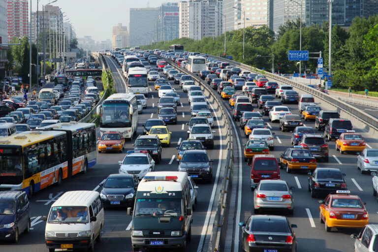 China pone en marcha restricciones a la movilidad e incentivos al vehículo eléctrico