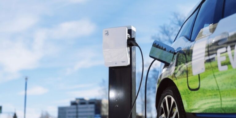 Schneider Electric impulsa la movilidad eléctrica con el programa Especialista Evlink