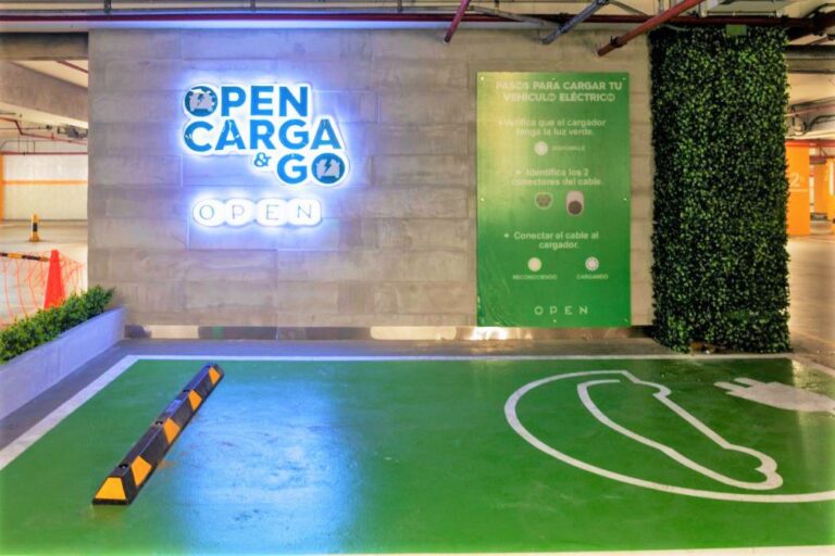 Open Plaza Angamos instala su primera estación de carga gratis para vehículos eléctricos