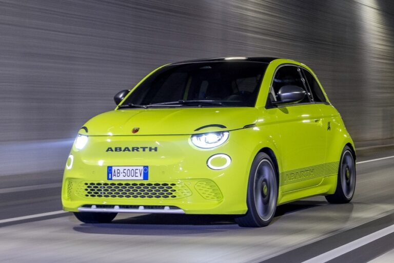 El Escorpión ingresa en la era eléctrica con el Abarth 500e
