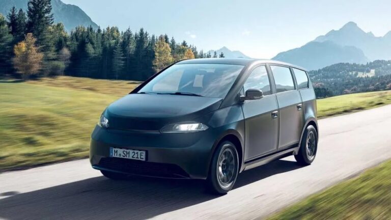 Coches eléctricos que se cargan con el sol