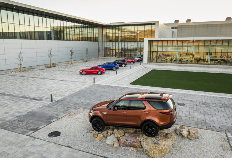 Jaguar Land Rover estudia instalar en España una fábrica de baterías para sus futuros coches eléctricos