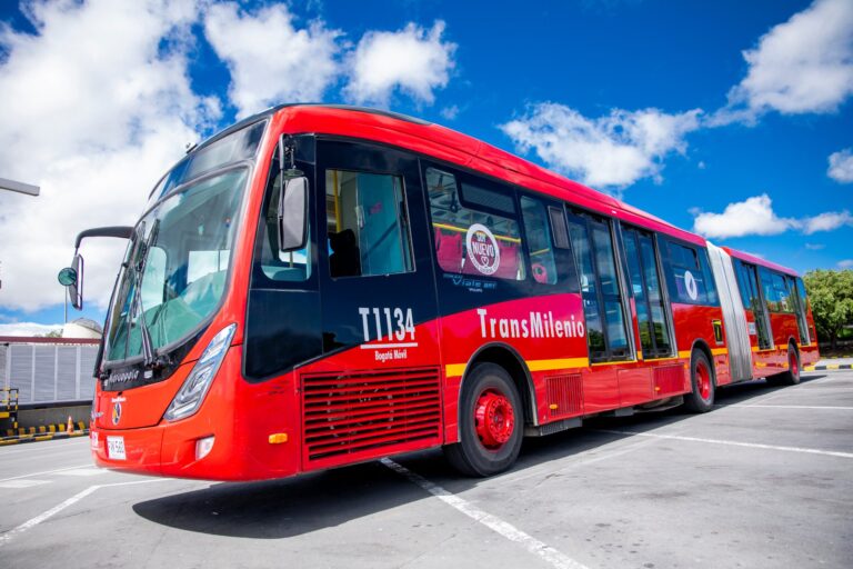 Colombia: Autoridades latinoamericanas visitan TransMilenio como referente de electromovilidad en la región