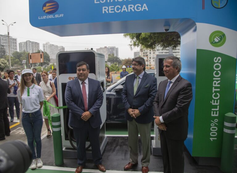 Inauguran estación de carga rápida para autos eléctricos en Miraflores