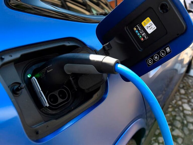 Materias primas para fabricación de vehículos eléctricos podrían estar en riesgo, explican productores de litio