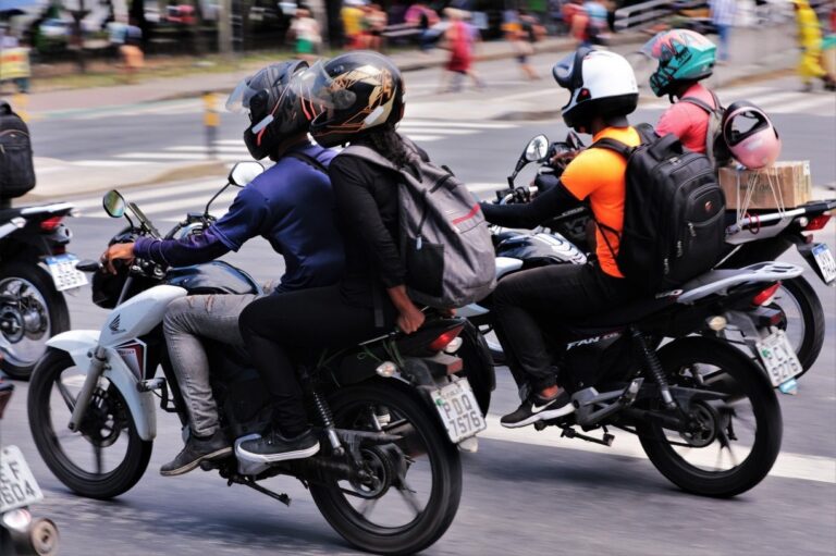 Plantean regular los taxis por aplicativo y delivery en moto