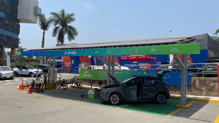 Impulsan transporte sostenible para vehículos eléctricos con un estacionamiento de carga solar