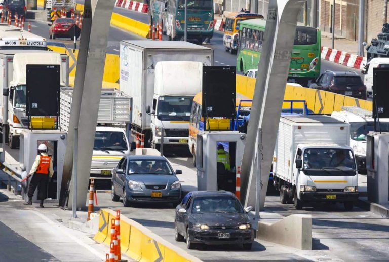 Transportistas evalúan elevar pasajes ante alza de peajes