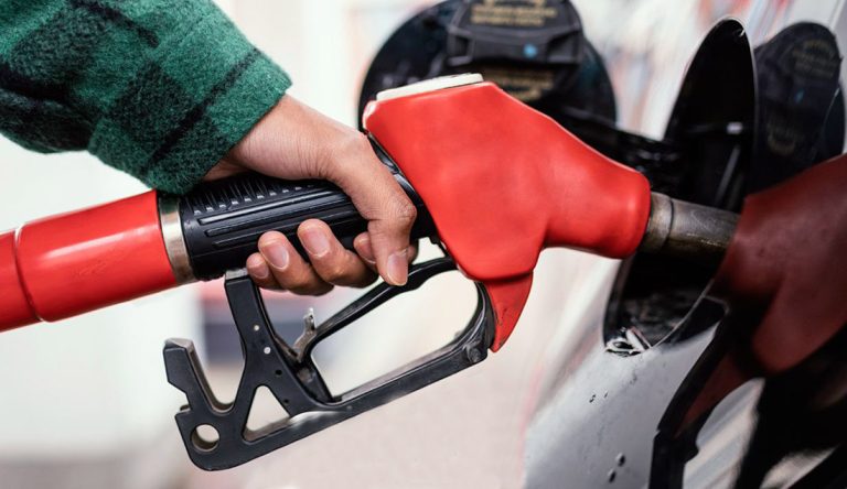 Bajan precios globales de referencia de combutibles