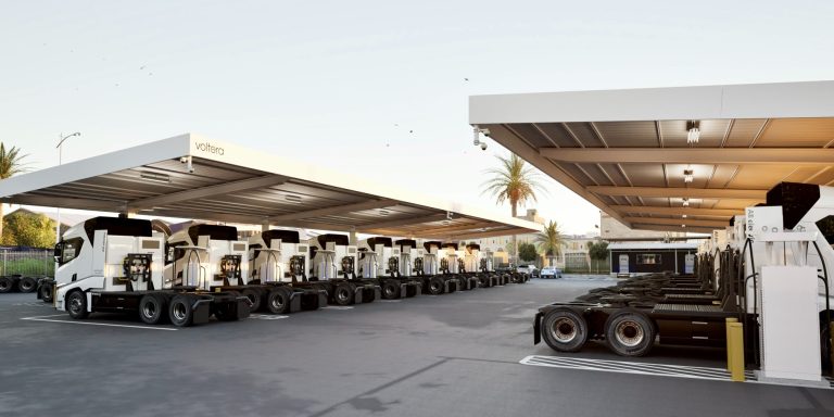 Inauguran la estación de carga para camiones eléctricos más grande de Norte América