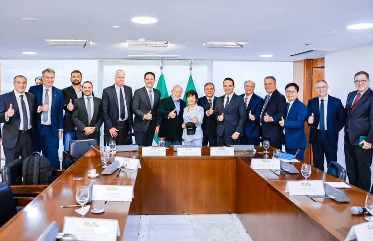 Lula se reúne con directivos del sector automotriz para analizar la producción de autos híbridos