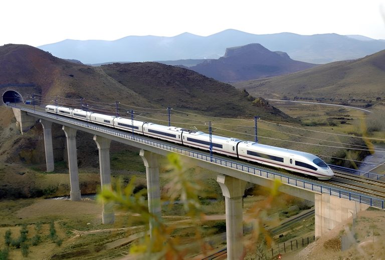 Puerto de Chancay alimenta interés de China por tren bioceánico para conectar con Brasil