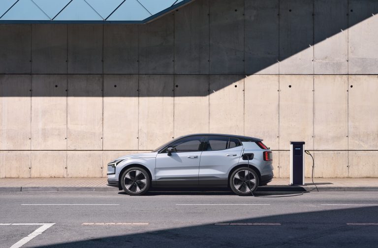 Volvo reducirá el tiempo de carga de sus autos eléctricos hasta en un 30%