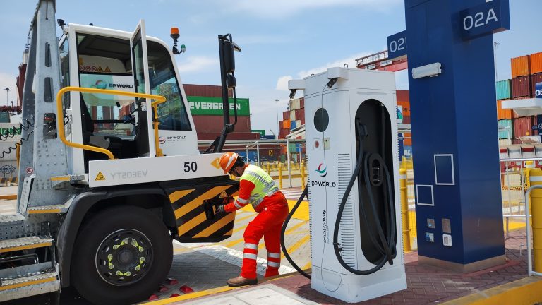 DP World y Enel X Way ponen en marcha estación de carga para camiones eléctricos en el Muelle Sur 
