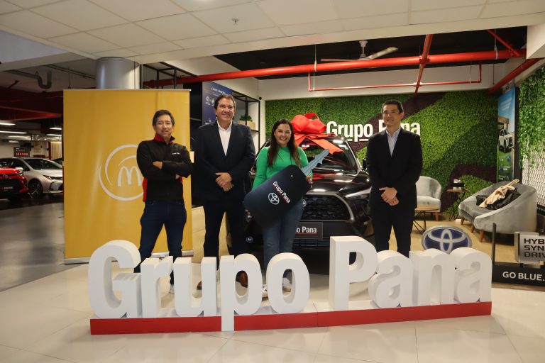 Toyota entrega unidades híbridas eléctricas a cadena de comida rápida en Perú