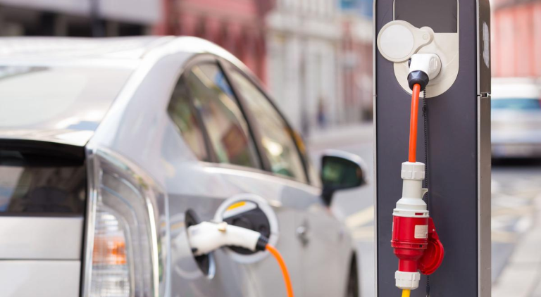 Modernización del parque automotor no solo debe incluir a los vehículos eléctricos puros, sino también híbridos: Especialistas sientan posición