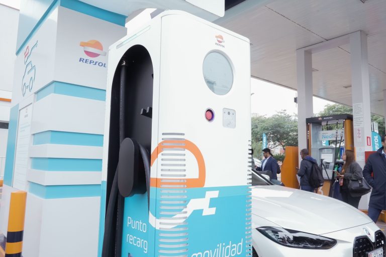 Repsol inaugura su primera electrolinera en Perú que cargará vehículos en cuestión de minutos