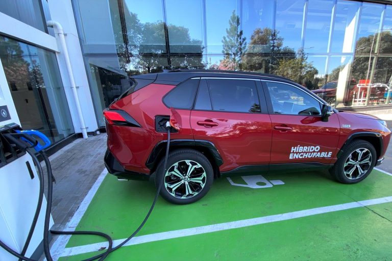 Venta de autos electrificados creció 60% en primer semestre con Toyota liderando el mercado