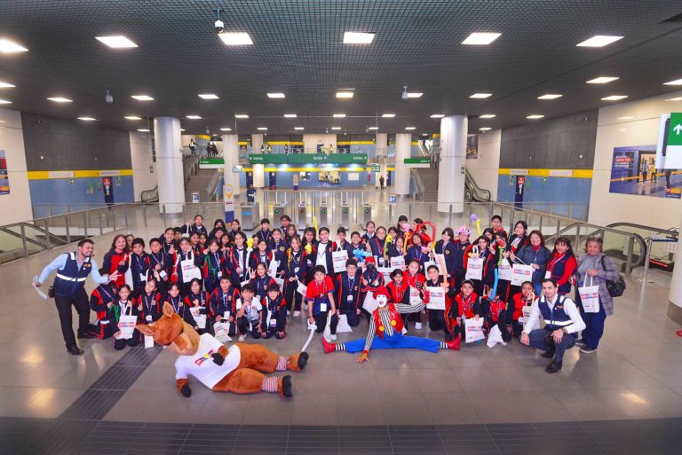 Línea 2 recibe a escolares: Estudiantes son instruidos en el uso responsable del tren eléctrico