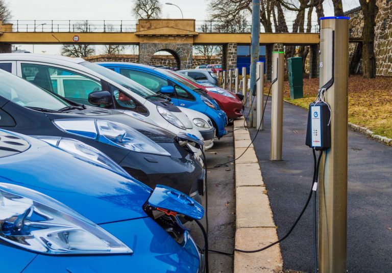 Noruega: ¿Cómo pasó de ser un país petrolero a convertirse en líder en el uso de los autos eléctricos?