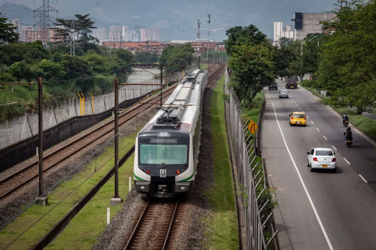 Colombia en peligro de retrasar dos proyectos de transporte eléctrico por recorte presupuestario