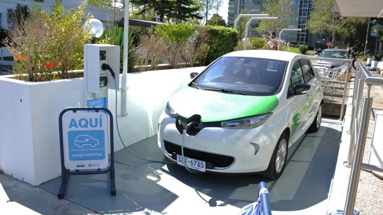 Uruguay lidera ranking de países con más vehículos eléctricos per cápita en Sudamérica