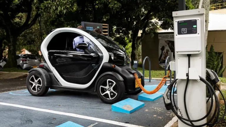 Casi la tercera parte de los vehículos vendidos en Colombia fueron eléctricos e híbridos