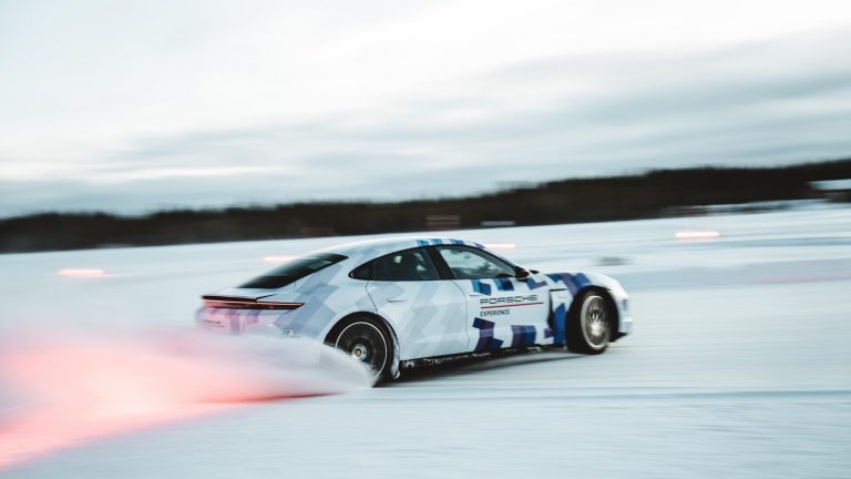 Nuevo récord Guinness para el Taycan de Porsche tras derrapar 17 km sobre hielo