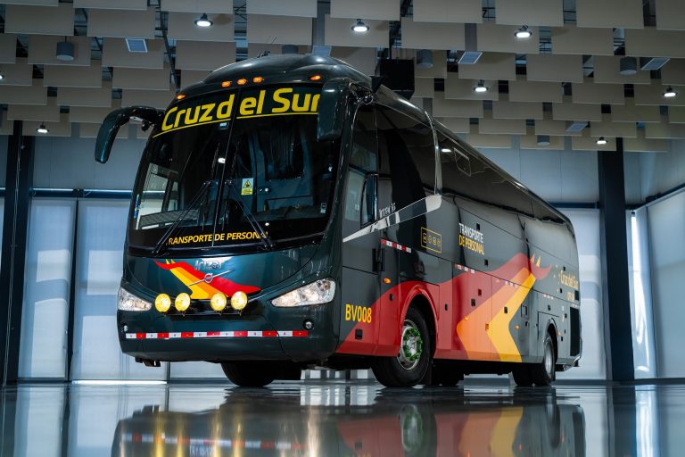 Empresa de transporte incorpora tres buses Euro 6 para trasladar a su personal