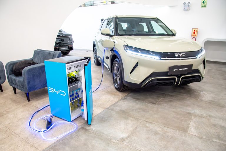 Novedosa tecnología BYD transfiere energía del auto a cualquier aparato eléctrico