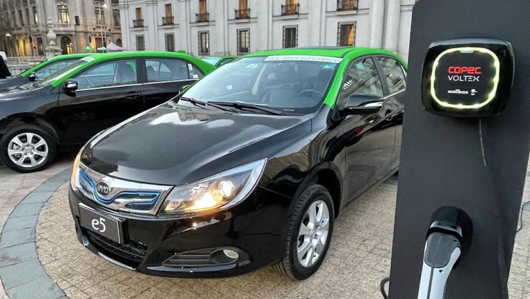 Taxistas chilenos reciben un equivalente de S/ 63 mil para comprar vehículos eléctricos
