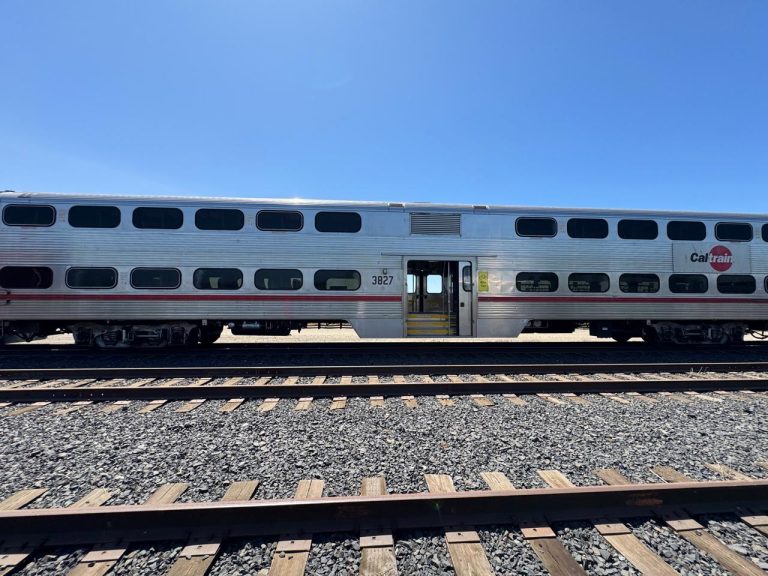 Trenes diésel-eléctricos llegan a la capital peruana en la primera semana de julio