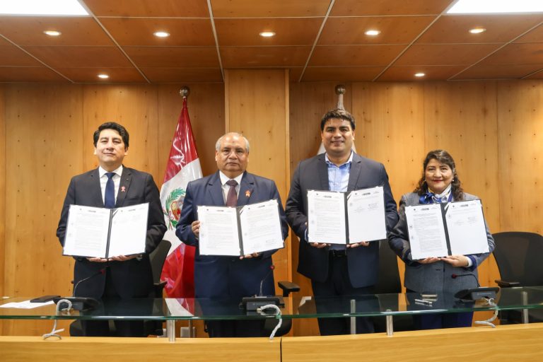 Trujillo suscribe convenios para concretar buses rápidos, corredores y chatarreo vehicular