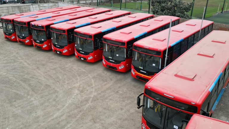 Lima suma 50 nuevos buses para modernizar el transporte y reducir emisiones al ambiente