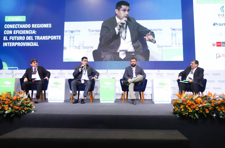 Expertos alertan que falta de infraestructura frena masificación del gas y electromovilidad en transporte interprovincial