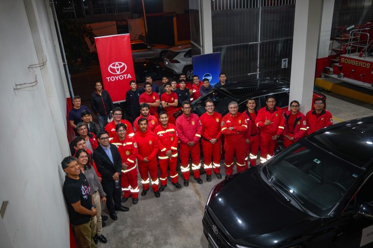 Bomberos de Arequipa reciben entrenamiento sobre vehículos híbridos