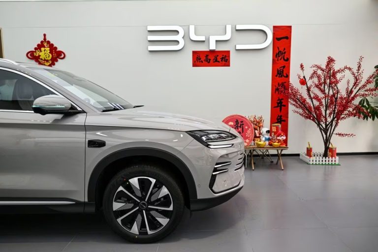 BYD destrona a Tesla como el mayor fabricante de autos eléctricos del mundo