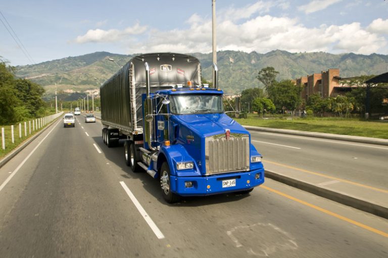 Un paso adelante y otro atrás: Colombia quita subsidio al diésel pero no para el transporte mayor