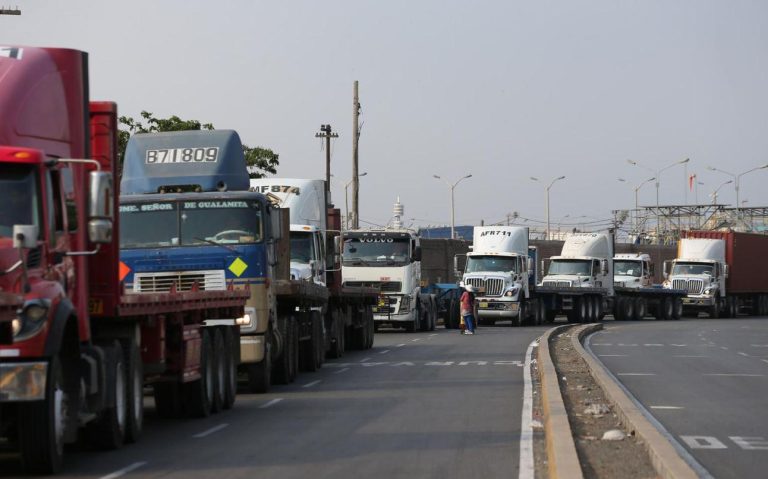 Camiones quedan vetados de usar el carril izquierdo de la Panamericana Sur