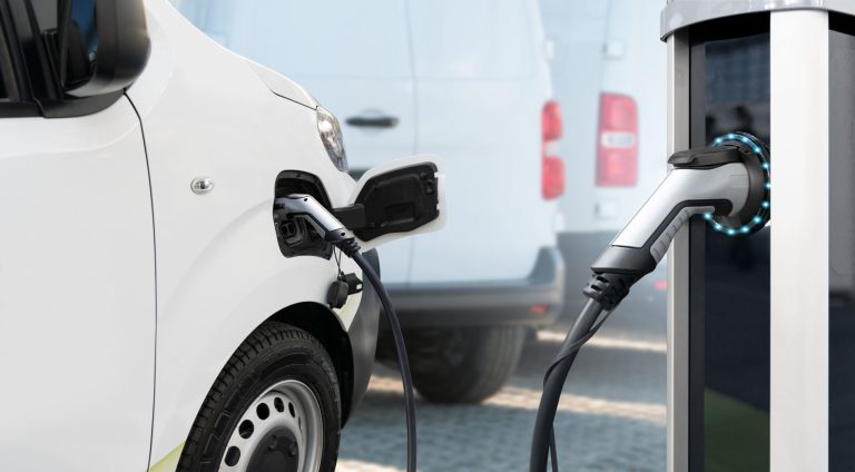 Inmune a la crisis petrolera: flota mundial de eléctricos evitó 1.7 millones de barriles