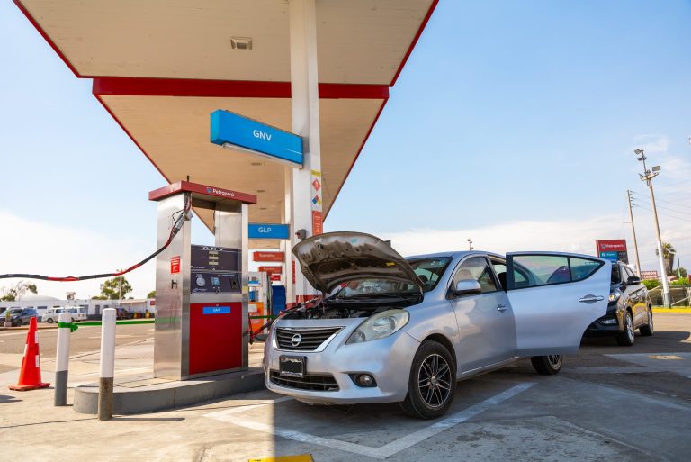 Pese a restricción de GNV, grifos siguen despachando a autos particulares y de carga