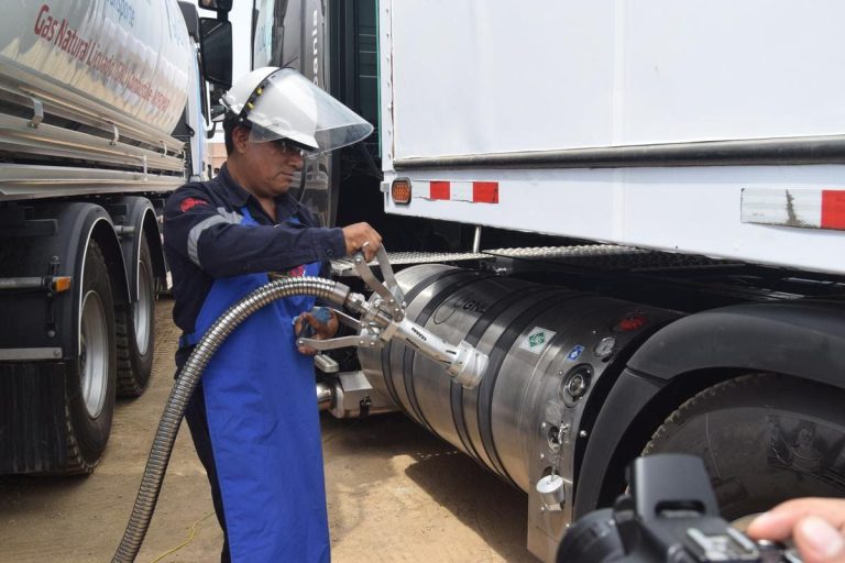 12 estaciones GNL despliega Solgas en Perú para surtir a tractos mineros